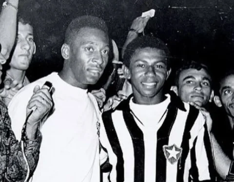 Ex-atacante paraibano, Ferreira relembra parceria no Santos com o Rei Pelé