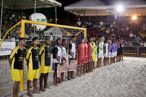 Atletas da seleção brasileira de futebol de areia disputam torneio em Pitimbu