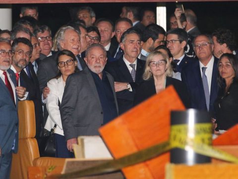 Lula, governadores e chefe dos Poderes fazem ato simbólico em apoio à democracia