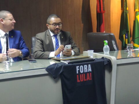 Eleitor de Bolsonaro, vereador leva camisa com ‘Fora Lula’ na primeira sessão da Câmara