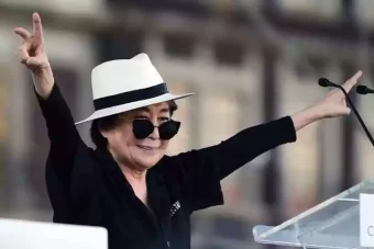 Yoko Ono faz 90 anos odiada por milhões de fãs dos Beatles e amada por outros muitos milhões