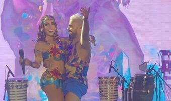 Paraibano sobe no palco e dança com Anitta no Carnaval de Olinda