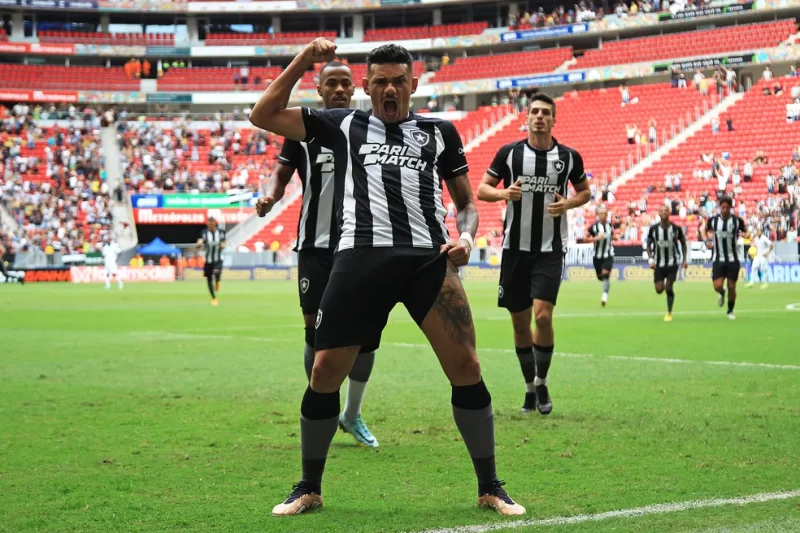 Tiquinho vive fase goleadora no Botafogo e prevê disputa na artilharia do Brasil em 2023