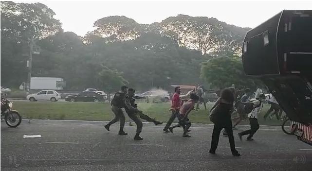 Estudantes da UFPB fazem ato contra aumento da tarifa de ônibus e PM reage com bala de borracha