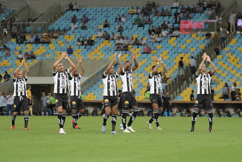 Time do Botafogo PB em campo batendo palmas com as mãos para o alto
