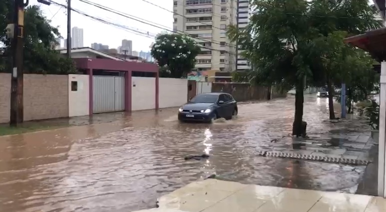 João Pessoa tem alagamentos e trânsito lento, mas sem registros graves por chuvas