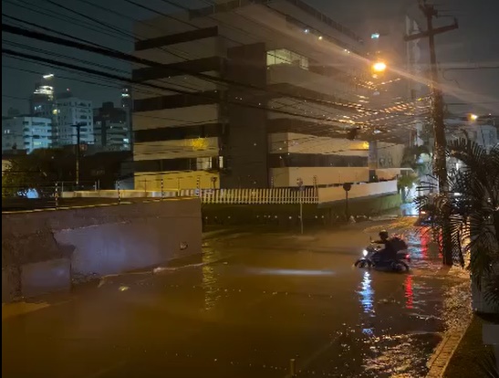 Chuvas em João Pessoa provocam alagamentos e deslizamento de barreira