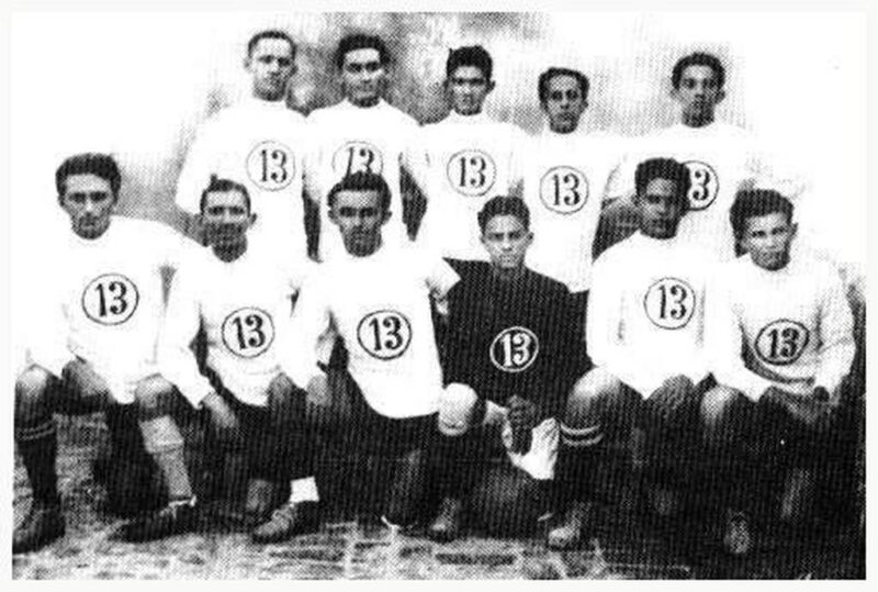 Foto em preto e branco do dos jogadores do time Treze FC