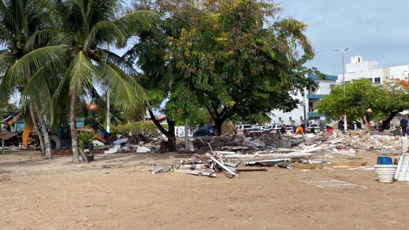 Barracas sem autorização de funcionamento são demolidas em praia de Cabedelo