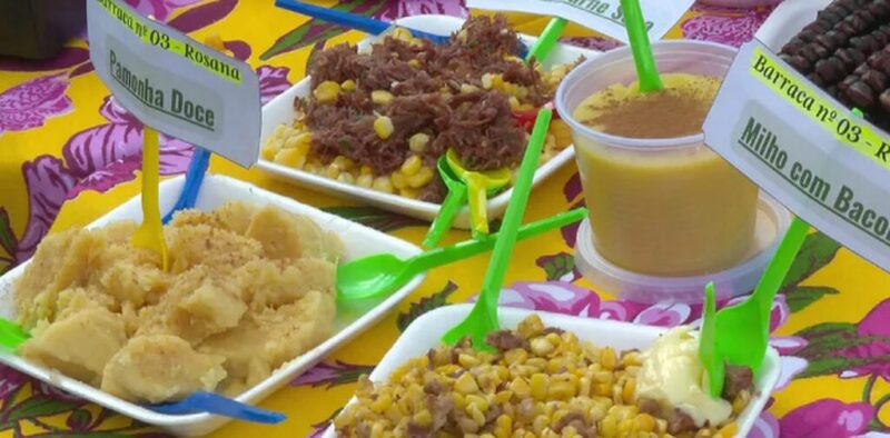Mesa com pamonha doce, milho com bacon e outras comidas de festa junina no Nordeste