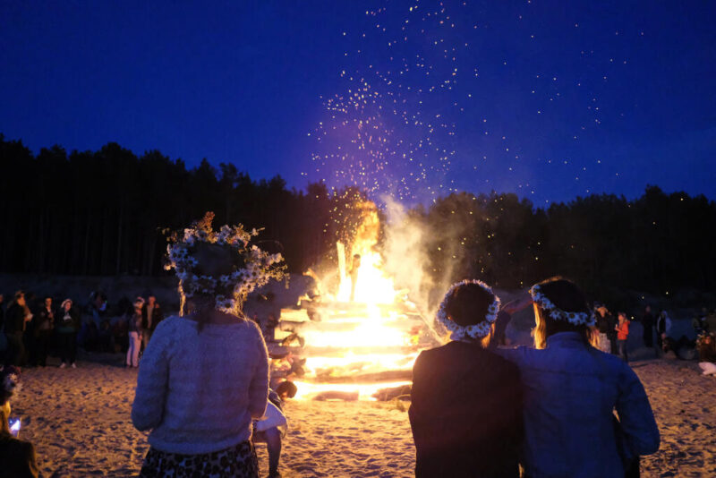 Representando a Origem e História da Festa Junina, uma fogueira durante o solstício de verão da Suécia