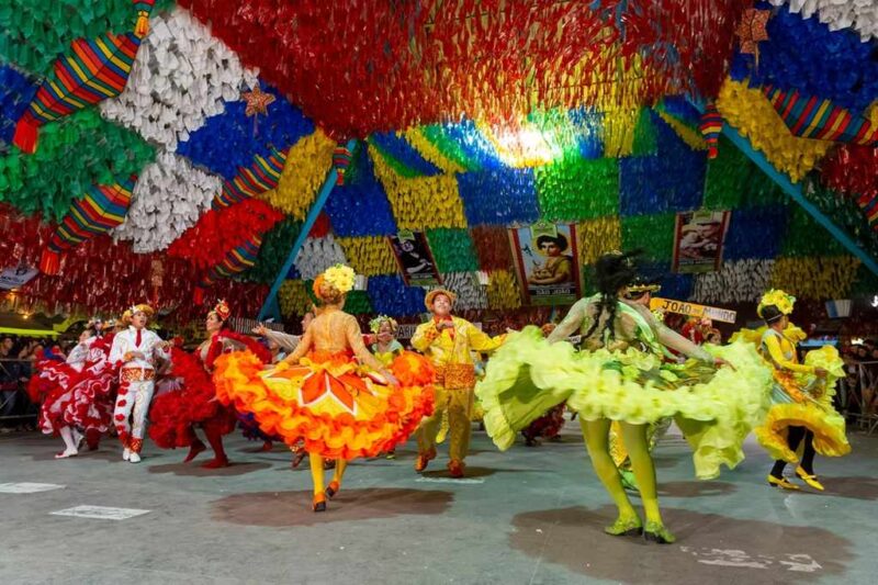 Grupo de pessoas vestidas a rigor, dançando na maior festa de São Joao do Brasil, em Campina Grande, na Paraíba.