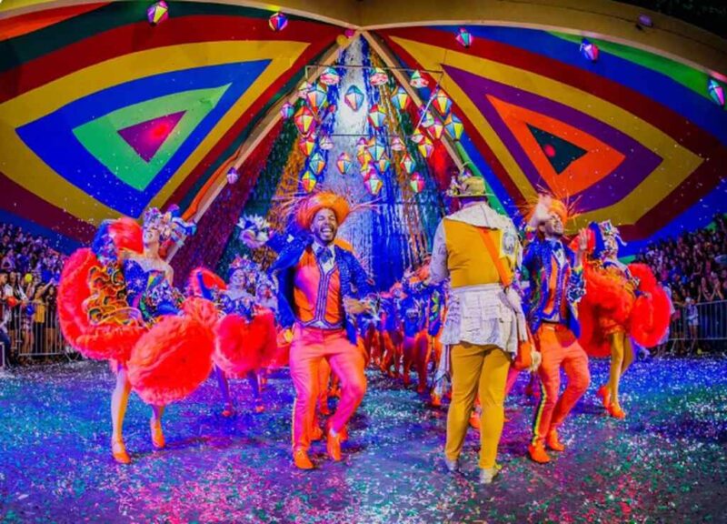 Pessoas felizes dançando quadrilha em uma das melhores festas juninas no Nordeste