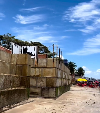 Análise: moradora do Bessa esbarrou em ‘paredão’ construído na areia da praia e, agora, ele será demolido