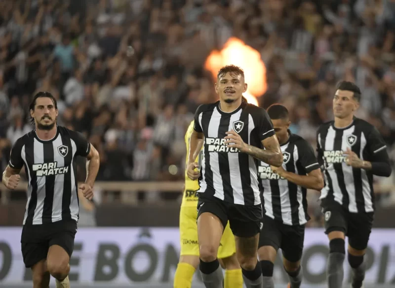Tiquinho, do Botafogo, é o melhor do mês do Brasileirão pela 2ª vez seguida