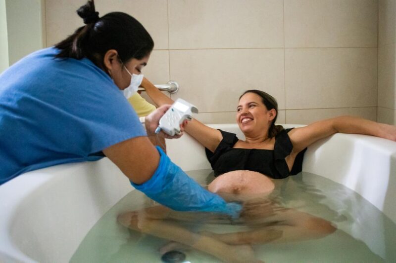 Enfermeira obstetra presta assistência a grávida em trabalho d de parto