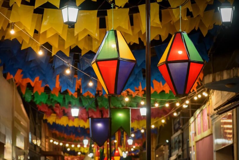 Bandeirinhas e balões coloridos de São João pendurados pela cidade de Campina Grande