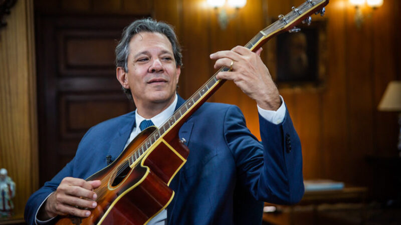 Como é bom ter um ministro como Fernando Haddad, que sabe tocar Beatles ao violão