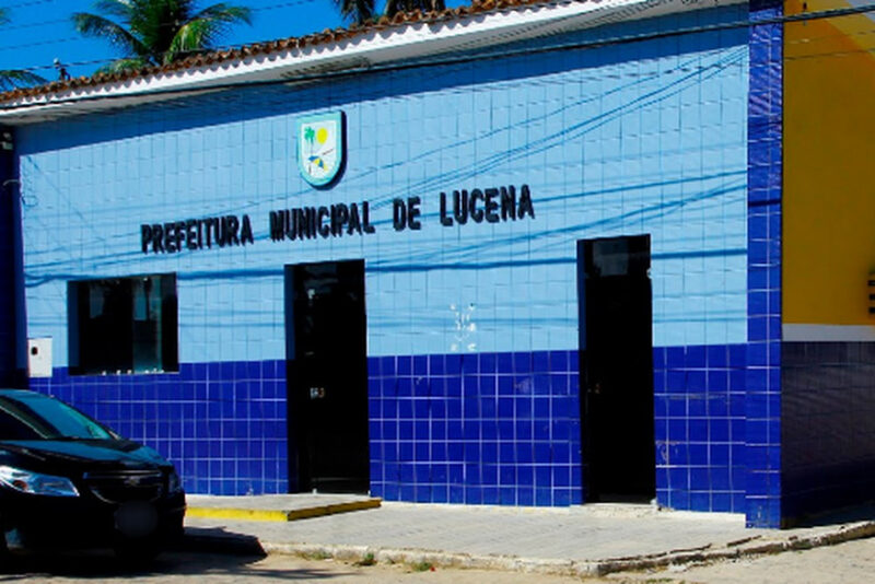 Prefeito de Lucena, na Paraíba, exonera comissionados e corta salário de secretários por 3 meses