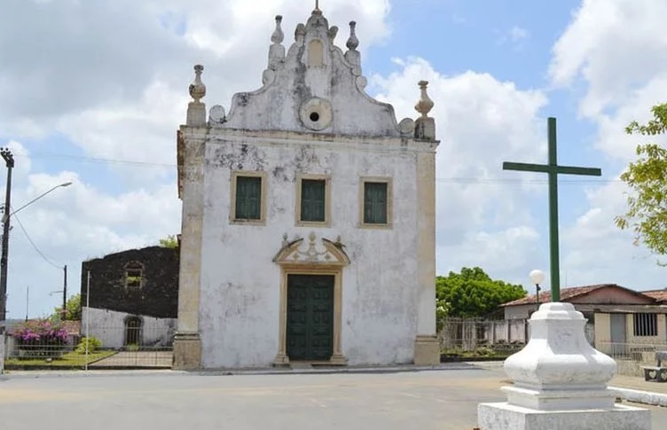 Na missa, padres da Paraíba reclamam de palco na frente de igreja em festa da padroeira; veja vídeo