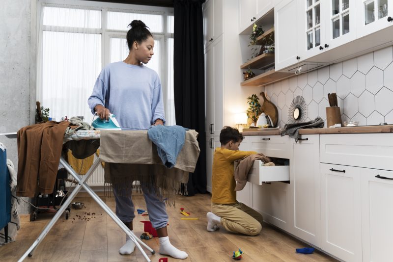 Mulheres da PB dedicam 11 horas a mais do que homens aos afazeres domésticos; índice é maior entre pretas e pardas