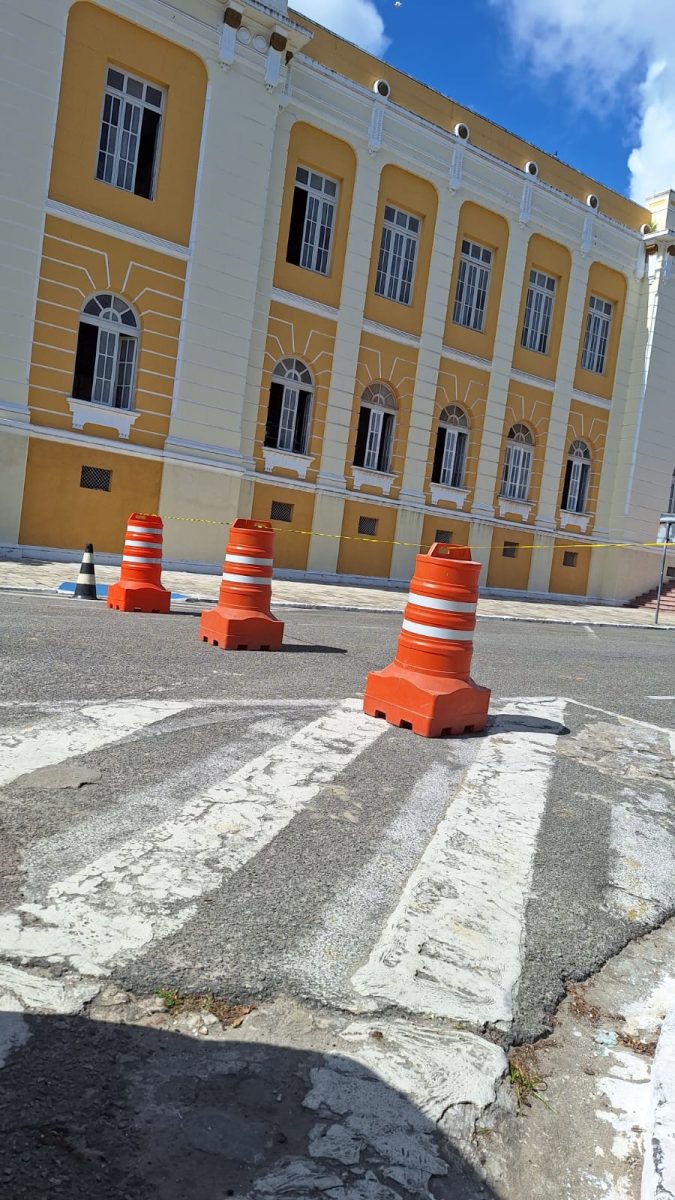 Tribunal interdita rua de João Pessoa para estacionar carros de desembargadores e servidores