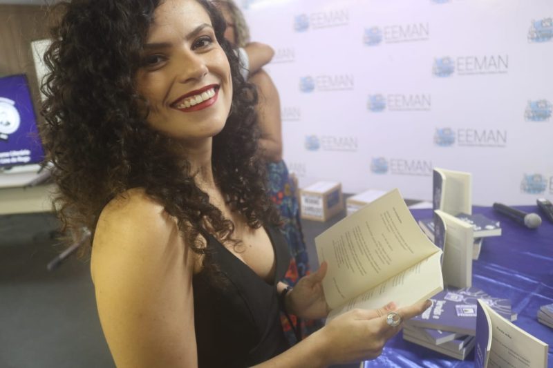 Escritora lança livro de poesia inspirado na história da Paraíba