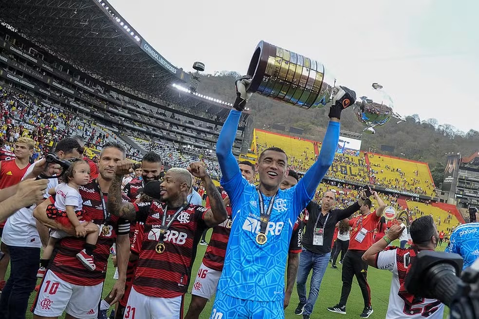 Santos ergue a taça da Libertadores pelo Flamengo