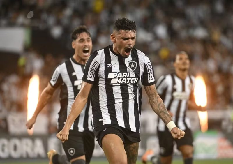 Tiquinho volta a marcar gol pelo Botafogo com bola rolando após 3 meses