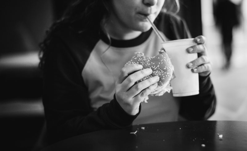 O que é compulsão alimentar, transtorno relatado por Yasmin Brunet no BBB 24