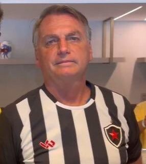 Bolsonaro veste camisa do Botafogo-PB na véspera da final do Campeonato Paraibano 2024