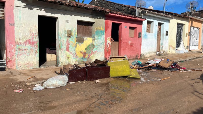 Fortes chuvas em Dona Inês derrubam muro de reservatório e águas alagam casas