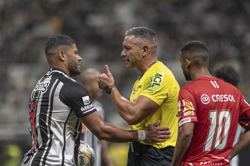Hulk e arbitragem: Sindicato de árbitros repudia reclamações do atacante após 2 a 2 com Cruzeiro