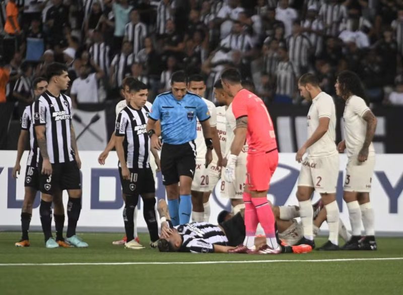 Tiquinho se lesiona em Botafogo 3 a 1 Universitario e preocupa o Glorioso